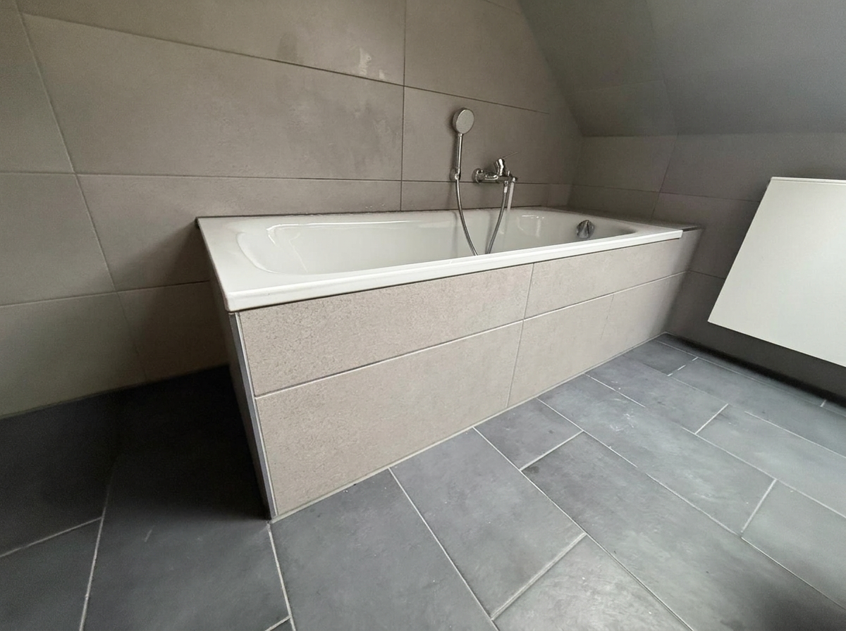 The new bathtub with preserved tiled cladding