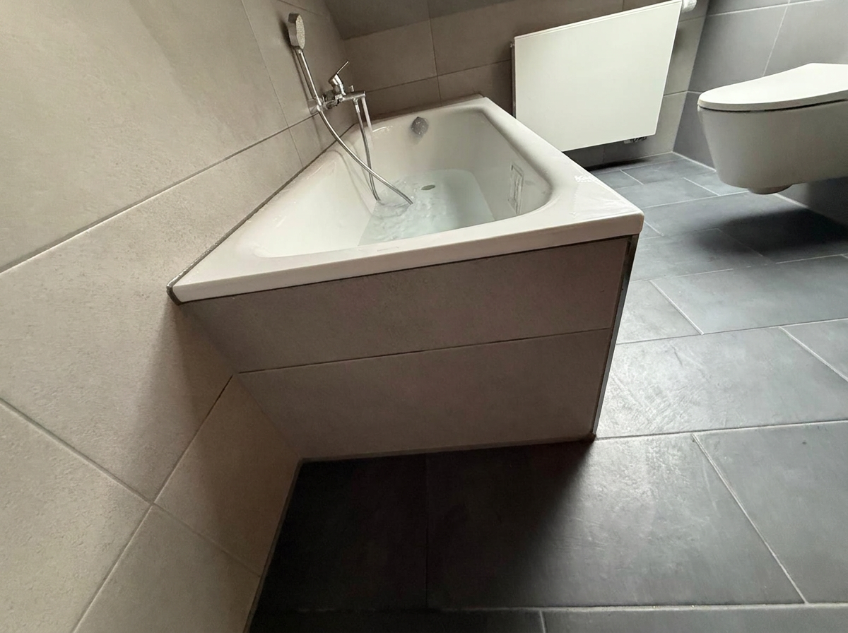 The new bathtub with preserved tiled cladding